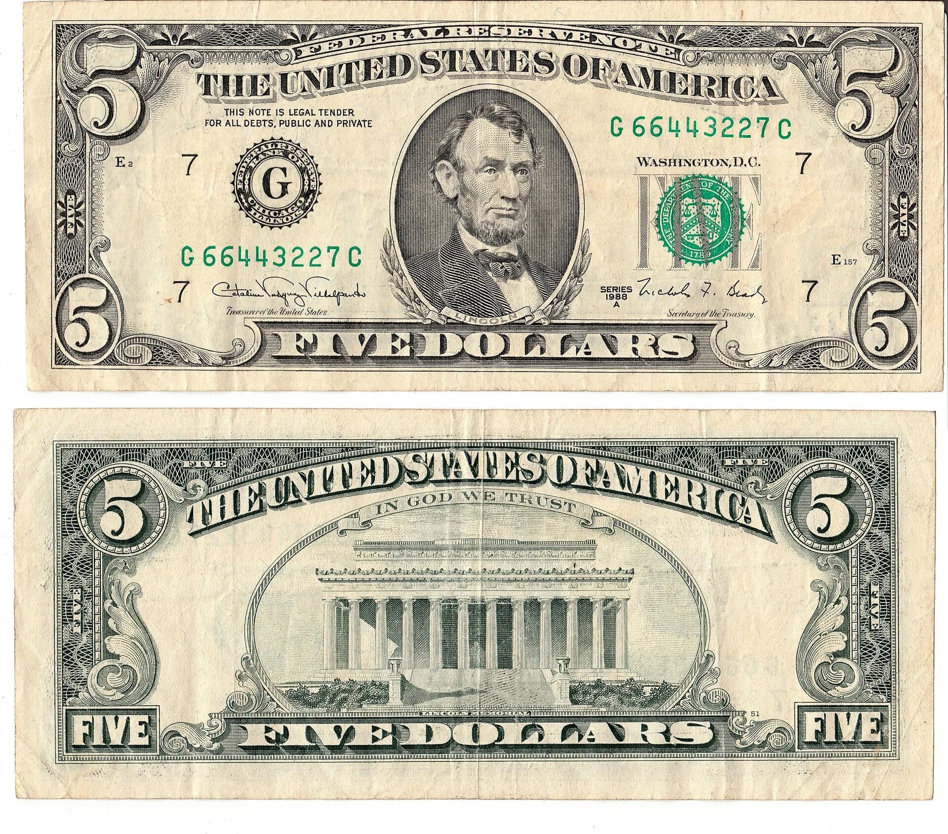 Stack of United States dollar banknotes (photo: Hamster28, Wikimedia Commons, CC BY-SA 4.0)