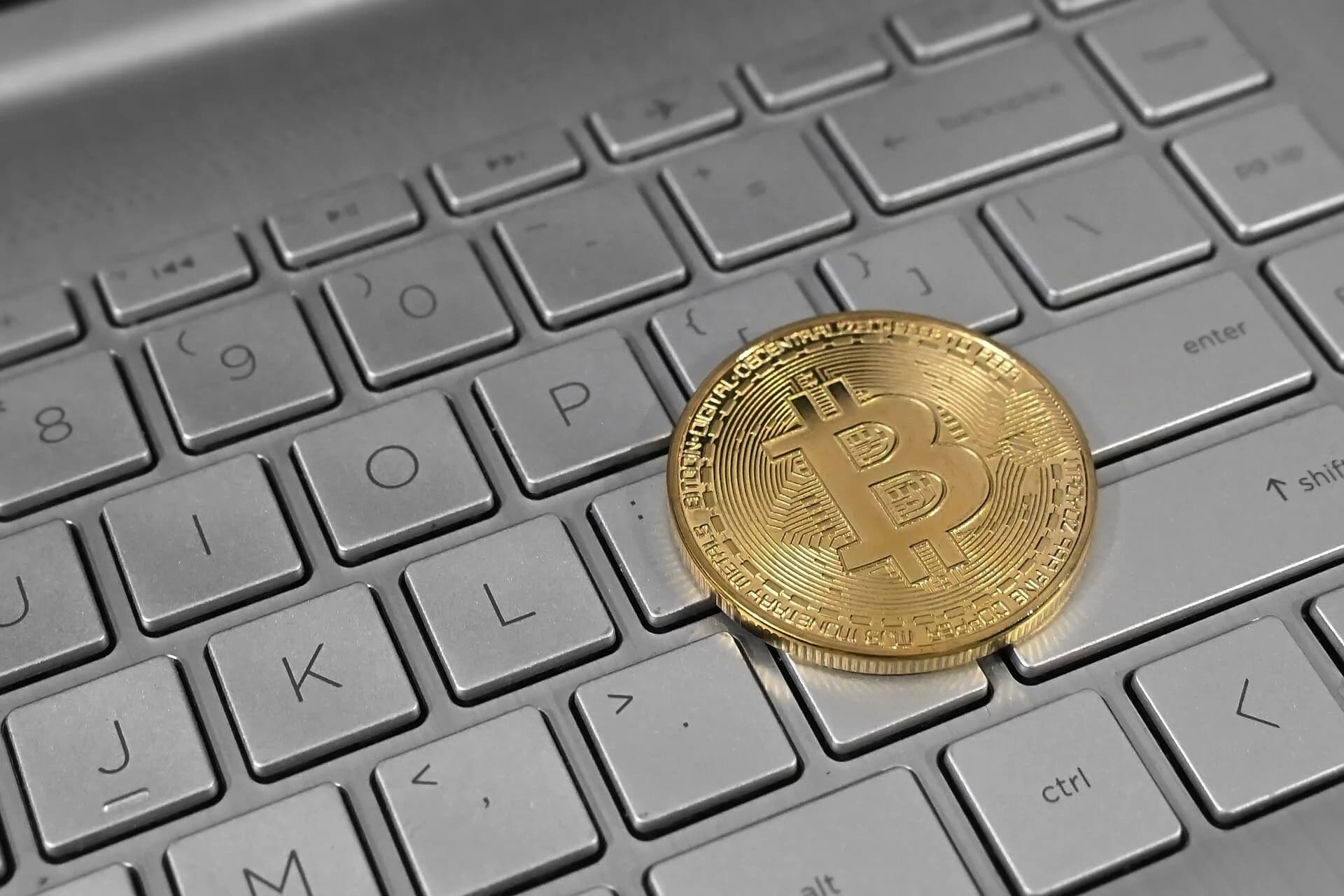 Physical Bitcoin token resting on a laptop keyboard (photo: Satheesh Sankaran, Wikimedia Commons, CC BY 2.0)