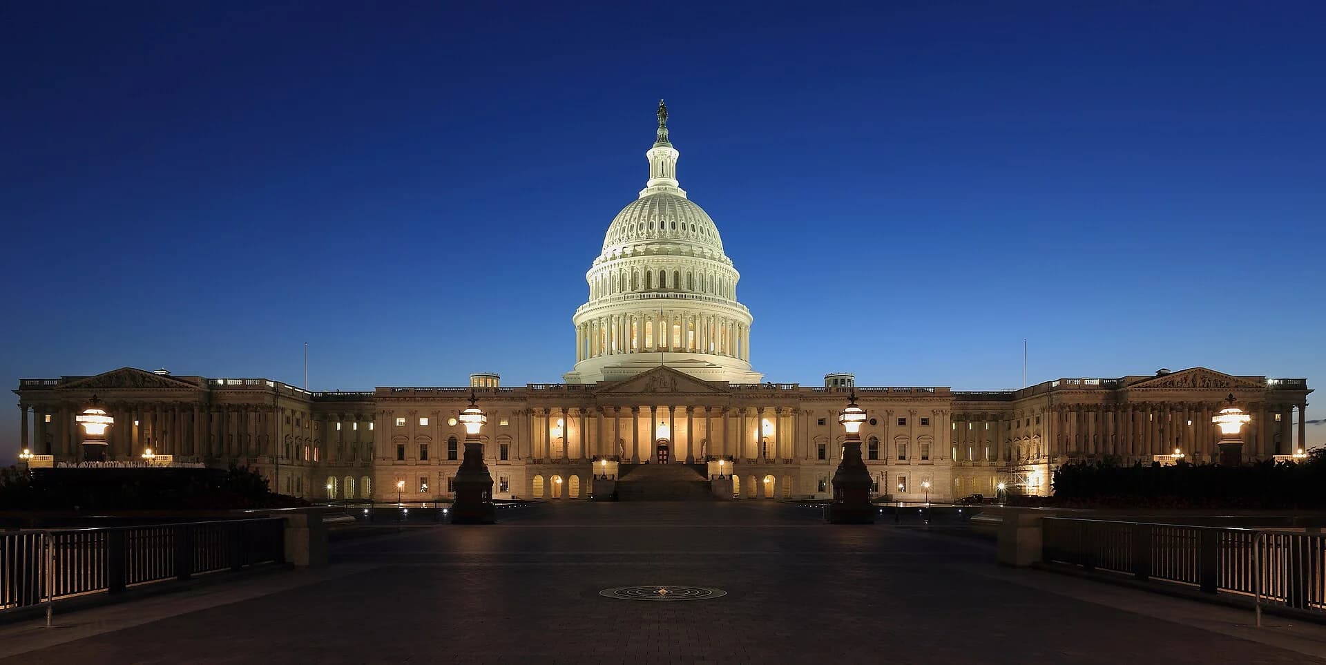 The United States Capitol at dusk (photo: Martin Falbisoner, Wikimedia Commons, CC BY-SA 3.0)