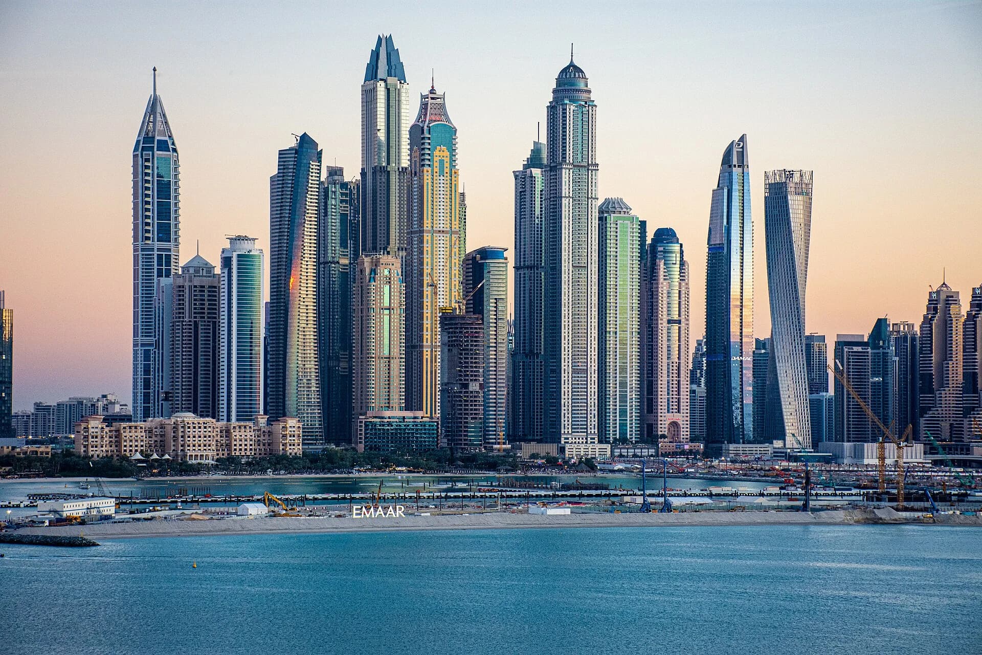 Dubai Marina skyline at dusk (photo: Norlando Pobre, Wikimedia Commons, CC BY 2.0)