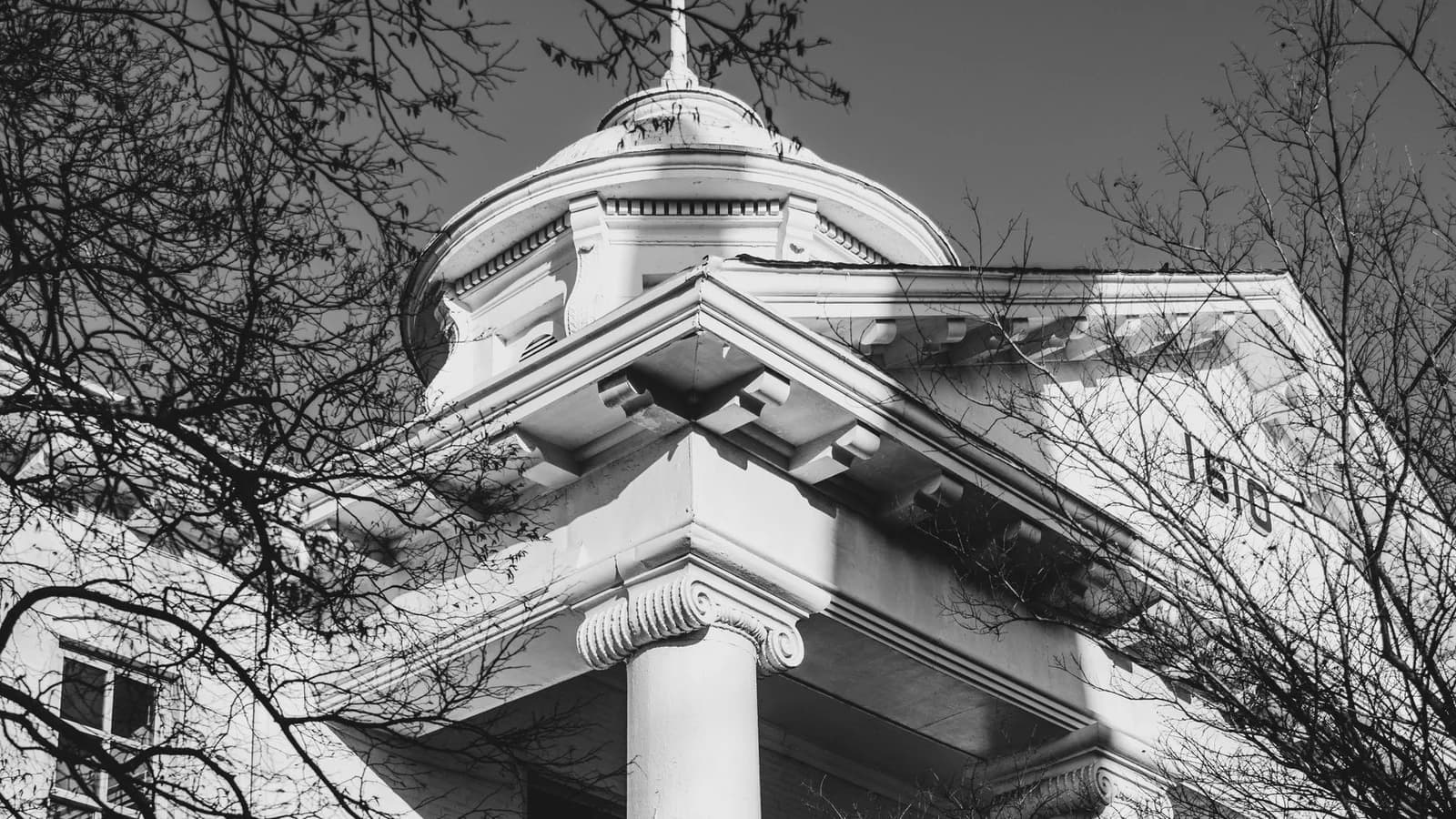 Black and white photo of a historic courthouse in Hampton, Virginia, showcasing classical architecture.