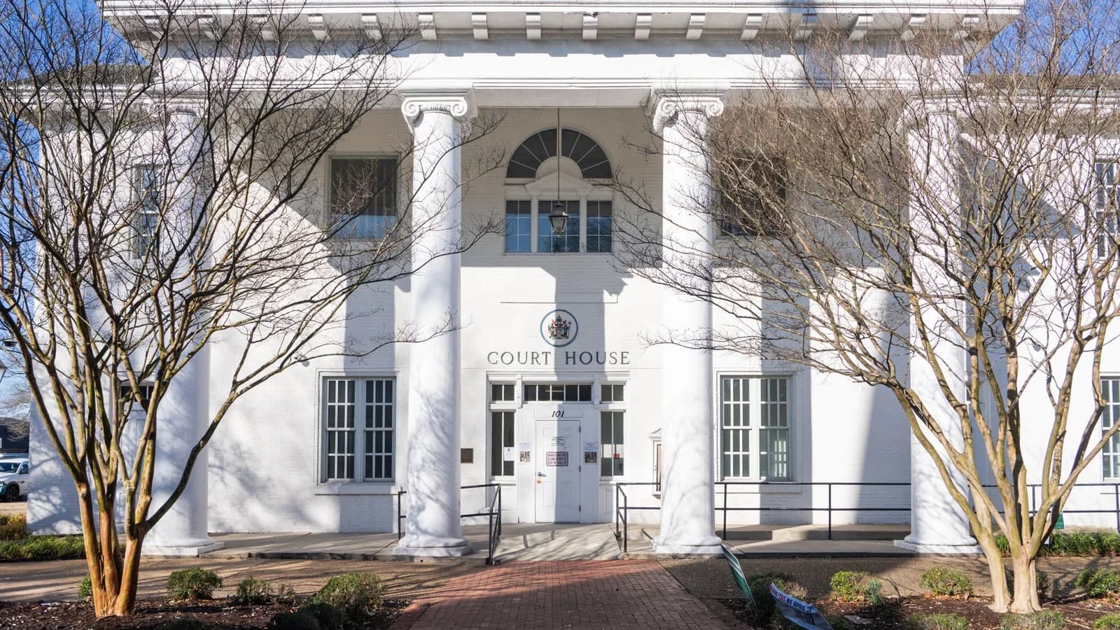 Front view of the historic Hampton Courthouse in Virginia, showcasing Neoclassical architecture.
